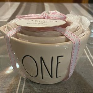 White RaeDunn measuring cups
